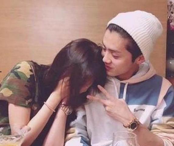 鹿晗关晓彤被其他明星爆料视频,娱乐圈风波再起，真相成谜？”